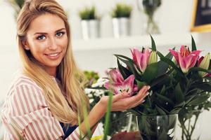 florista feminina trabalhando em floricultura foto