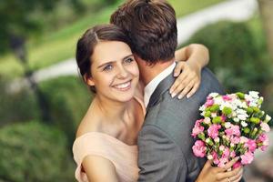 lindo casal de noivos curtindo o casamento foto