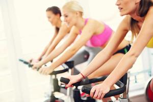 mulheres esportivas na aula de spinning foto