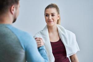 mulher com seu personal trainer foto