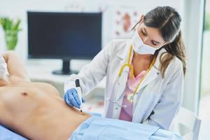 cirurgião plástico consultando uma paciente do sexo feminino foto