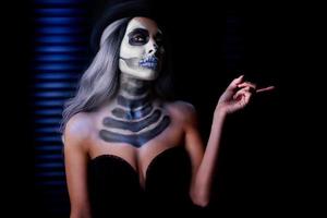 retrato assustador de mulher em maquiagem gótica de halloween foto