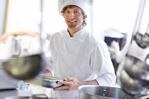 chef ocupado trabalhando na cozinha do restaurante foto