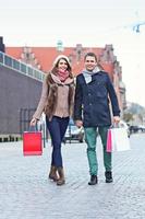 casal feliz fazendo compras na cidade foto