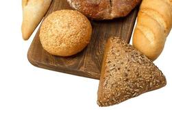 composição com pão e pãezinhos na tábua isolada no branco foto