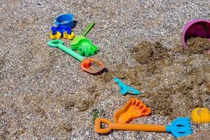 horário de verão na praia e brinquedos. período de férias foto