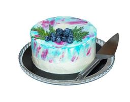 bolo de frutas com esmalte de espelho azul. isolado no branco. foto