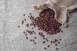 grãos de café em um saco foto