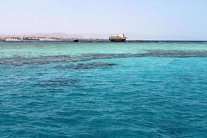 navio afundado no mar vermelho perto de sharm el sheikh, egito. velho vintage naufrágio foto