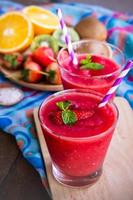 smoothie de iogurte de morango fruta saborosa bebida doce para a saúde no verão foto