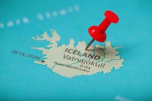 o botão vermelho indica a localização e as coordenadas do destino no mapa da islândia foto