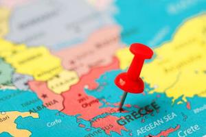 botão vermelho indica a localização e as coordenadas do destino no mapa do país da grécia foto