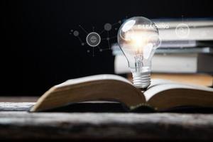 lâmpadas e livros. conceito de leitura de livros, conhecimento e busca de novas ideias. inovação e inspiração, criatividade com luzes cintilantes, inspiração de ideias. foto