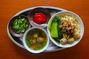 mie ayam ou noodles frango é comida tradicional da indonésia, ásia feita de macarrão, frango, caldo de galinha, espinafre, às vezes com almôndega. foto