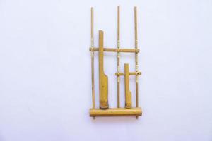 angklung, o tradicional instrumento musical sundanês feito de bambu. isolado no fundo branco foto