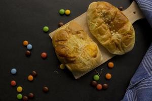 assando chocolate de massa de pão caseiro, isolado em fundo preto adequado para o café da manhã foto