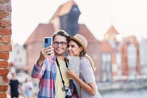 adultos felizes turistas passeando gdansk polônia no verão foto