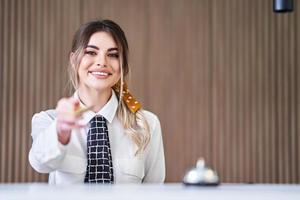 recepcionista trabalhando em um hotel foto