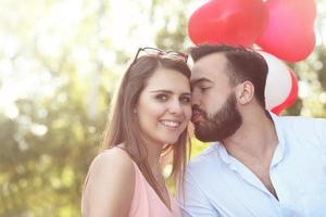 casal romântico com balões foto