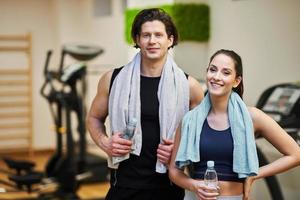 casal em forma na academia parecendo muito atraente foto