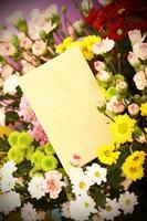 cartão em branco e flores foto