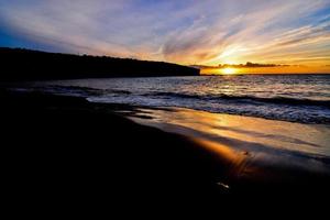 pôr do sol sobre o oceano foto