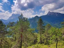 paisagem montanhosa no verão foto