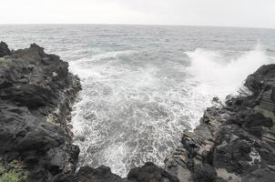 ondas fortes batendo nas rochas foto