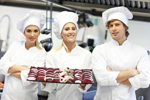 chefs ocupados trabalhando na cozinha do restaurante foto