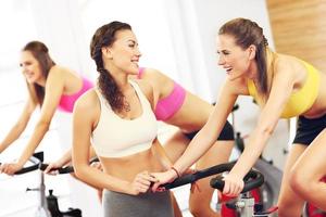 grupo de mulheres na aula de spinning foto