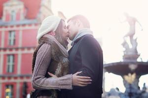 jovem casal se beijando em gdansk foto