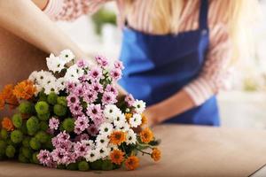 florista feminina trabalhando em floricultura foto