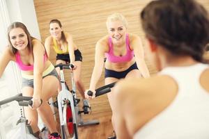 grupo de mulheres na aula de spinning foto