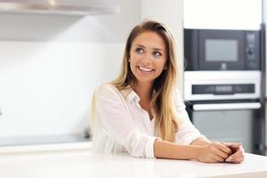 jovem mulher na cozinha foto