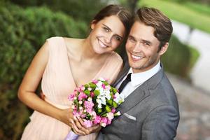 lindo casal de noivos curtindo o casamento foto