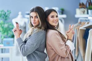 grupo de amigos felizes durante a caça às compras foto