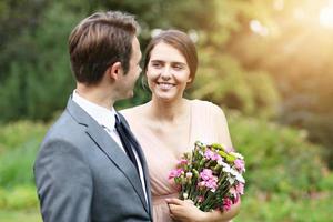 lindo casal de noivos curtindo o casamento foto