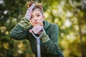 foto de mulher cansada trabalhando com ferramentas no jardim