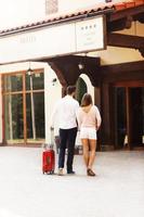 lindo casal entrando no hotel foto