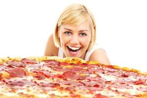 mulher feliz com pizza foto