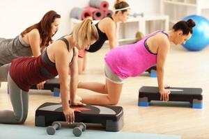 grupo de mulheres grávidas durante a aula de fitness foto