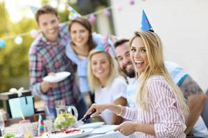 grupo de amigos se divertindo na festa de aniversário foto