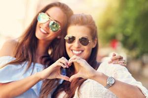 amigas felizes saindo na cidade no verão foto