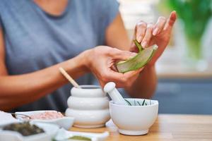 linda mulher saudável preparando cosméticos naturais em casa foto