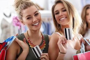 grupo de amigos felizes fazendo compras na loja foto