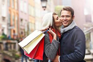 casal feliz fazendo compras na cidade foto