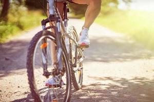 meio de uma mulher na bicicleta foto