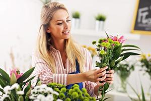 florista feminina trabalhando em floricultura foto