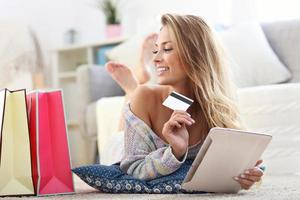 mulher feliz comprando online com cartão de crédito foto