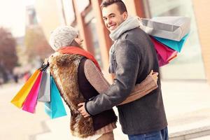 lindo casal fazendo compras juntos foto